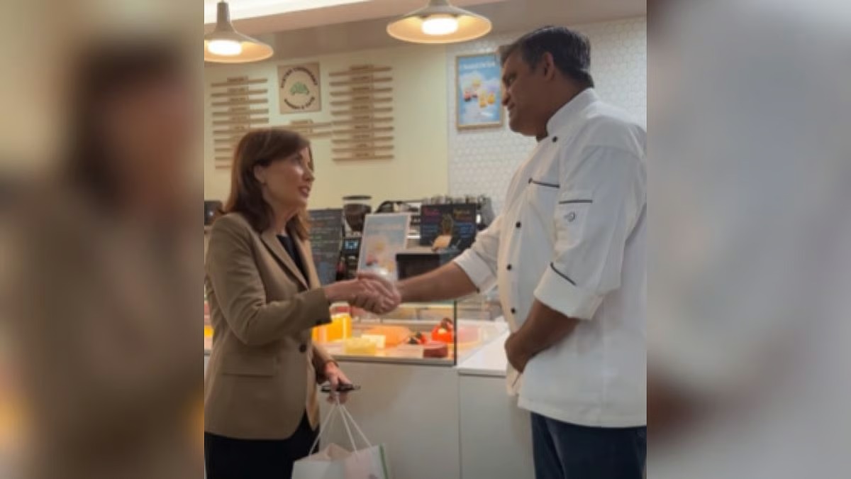 “இது அமெரிக்கன் கனவு”… இந்திய சமையல்காரரை நேரில் சென்று பாராட்டி புகழ்ந்து தள்ளிய நியூயார்க் ஆளுநர்.. நெகிழ்ச்சி வீடியோ…!!!