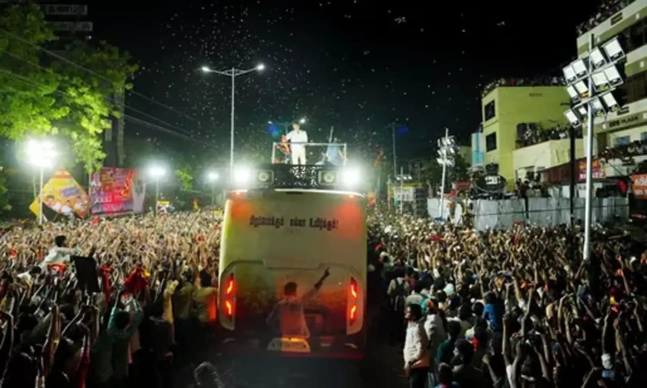 தவெக தலைவர் விஜயின் காரை பின்தொடர்ந்த மர்ம கார்..! உ.பி பதிவு எண்… ஏர்போர்ட்டில் தடுத்த போலீசார்… தீவிர விசாரணை…!!!