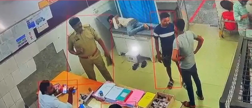 “88 வயது தாயாரின் உடல்நிலை மோசம் அடைந்ததால் ஆத்திரம்”… ஹாஸ்பிடலுக்கு போய் நுழைந்து மருத்துவரை இழுத்து சென்ற போலீஸ்காரர்கள்… வீடியோ வெளியாகி பரபரப்பு…!!!!