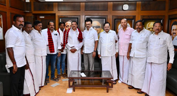 தொடரும் அதிரடி..! மயிலாடுதுறையில் ஆட்டத்தை தொடங்கிய திமுக..! “மு.க ஸ்டாலின்  முன்னிலையில் திமுகவில் இணைந்த முக்கிய நிர்வாகிகள்”…  சூடுபிடிக்கும் அரசியல் களம்..!!!