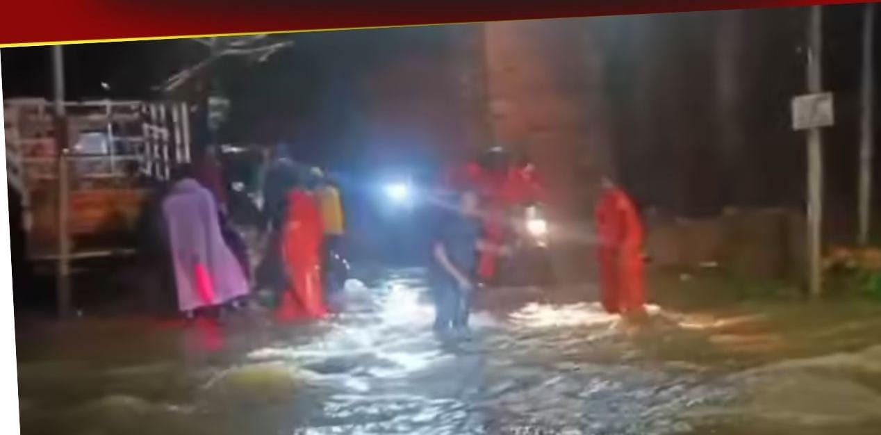 நெகிழ்ச்சி சம்பவம்… கனமழை காரணமாக சாலையில் பெருக்கெடுத்து ஓடிய வெள்ளம்… சிக்கி தவித்த பைக் ஓட்டுனர்… கடவுள் போல் வந்த டெலிவரி ஊழியர்கள்.. வைரலாகும் வீடியோ…!!!