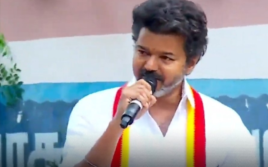Breaking: “கேட்கல, கேட்கல என கத்தும் தொண்டர்கள்”… விஜய் பேசும்போது திடீரென மைக் வேலை செய்யாததால் பரபரப்பு…!!!
