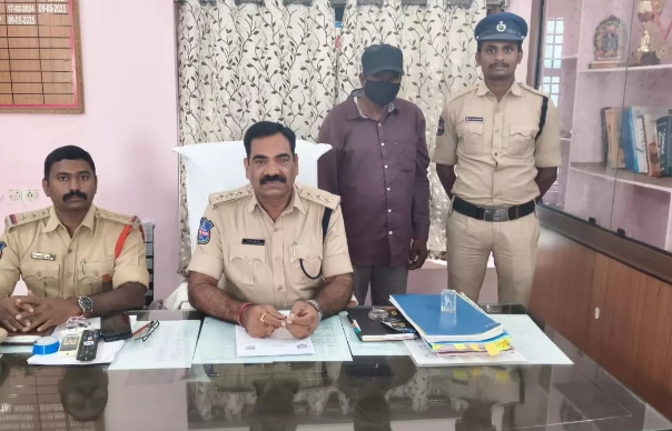 “வயதான அம்மாவை பராமரிக்க முடியல”… ஆற்றில் தள்ளி துடிக்க துடிக்க கொன்ற மகன்… மைனர் சிறுவனுடன் அதிரடி கைது… விசாரணையில் திடுக்கிடும் தகவல்…!!!
