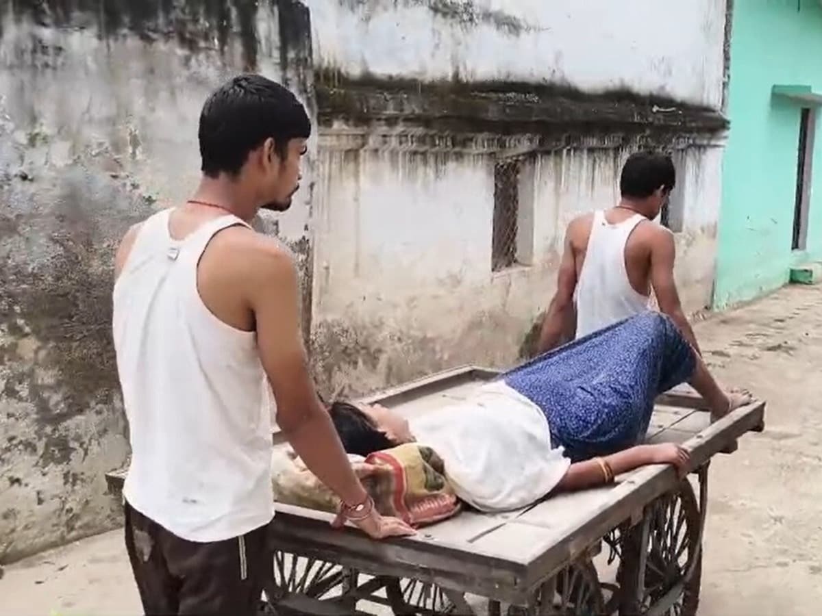 இதயத்தை நொறுக்கும் வீடியோ..! பிரசவ வலியில் துடிதுடித்த நிறைமாத கர்ப்பிணி… தள்ளுவண்டியில் ஹாஸ்பிடலுக்கு அழைத்து சென்ற கணவன்… அடுத்து நடந்த அதிர்ச்சி..!!!