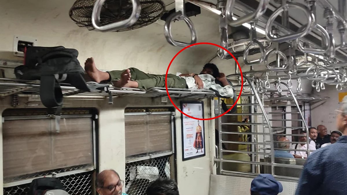 “ரொம்ப சோர்வா இருக்காரு போல”… ட்ரெயினின் லோக்கல் பெட்டியில் பைகள் வைக்கும் ரேக்கில் படுத்து உறங்கிய நபர்… ஆச்சரியத்துடன் பார்த்த பயணிகள்… வைரலாகும் புகைப்படம்..!!!