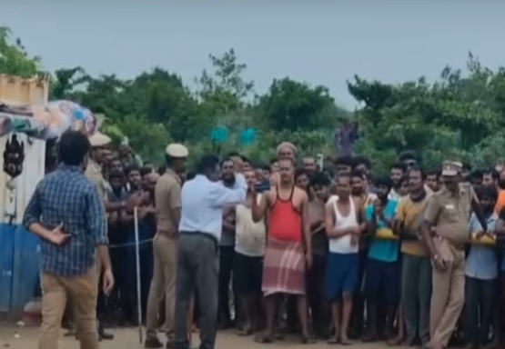 வெடித்த கலவரம்..! 1,000-க்கும் மேற்பட்ட வடமாநில தொழிலாளர்கள் போராட்டம் – போலீஸ் பேச்சுவார்த்தை கல்வீசி தாக்குதல், போர்க்களமாக மாறிய சூழல்…திருவள்ளூரில் பரபரப்பு…!!!