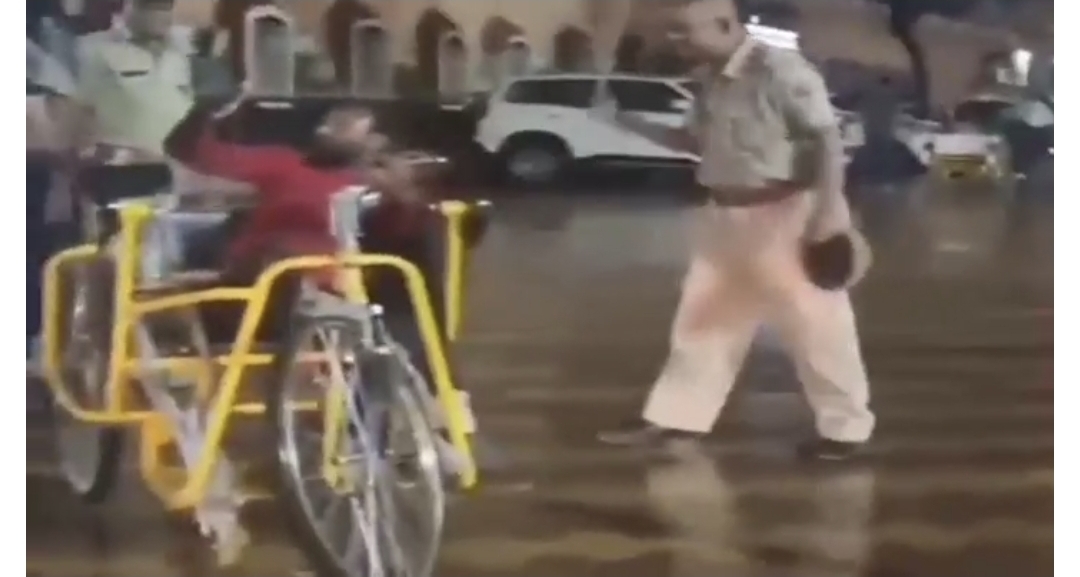 நெஞ்சே பதறுது..! “சக்கர நாற்காலியில் மாற்றுத்திறனாளி”… கொடூரமாக தாக்கிய போலீஸ்காரர்… ஈவு இரக்கமே இல்லாமல்.. பதை பதைக்க வைக்கும் வீடியோ..!!!!