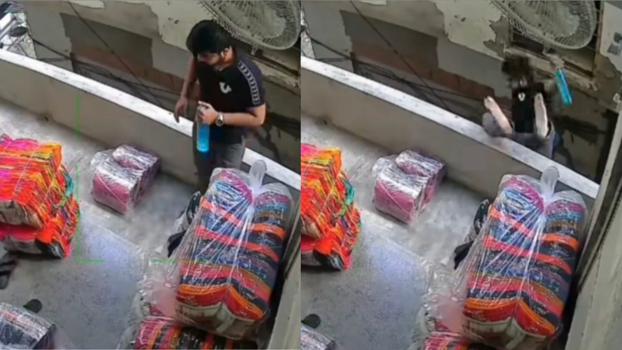 தண்ணீர் பாட்டிலோடு துணியை பார்த்தவாறு பால்கனி அருகே சென்ற வாலிபர்… நொடியில் நடந்த பயங்கரம்… பதற வைக்கும் காணொளி ‌.!!