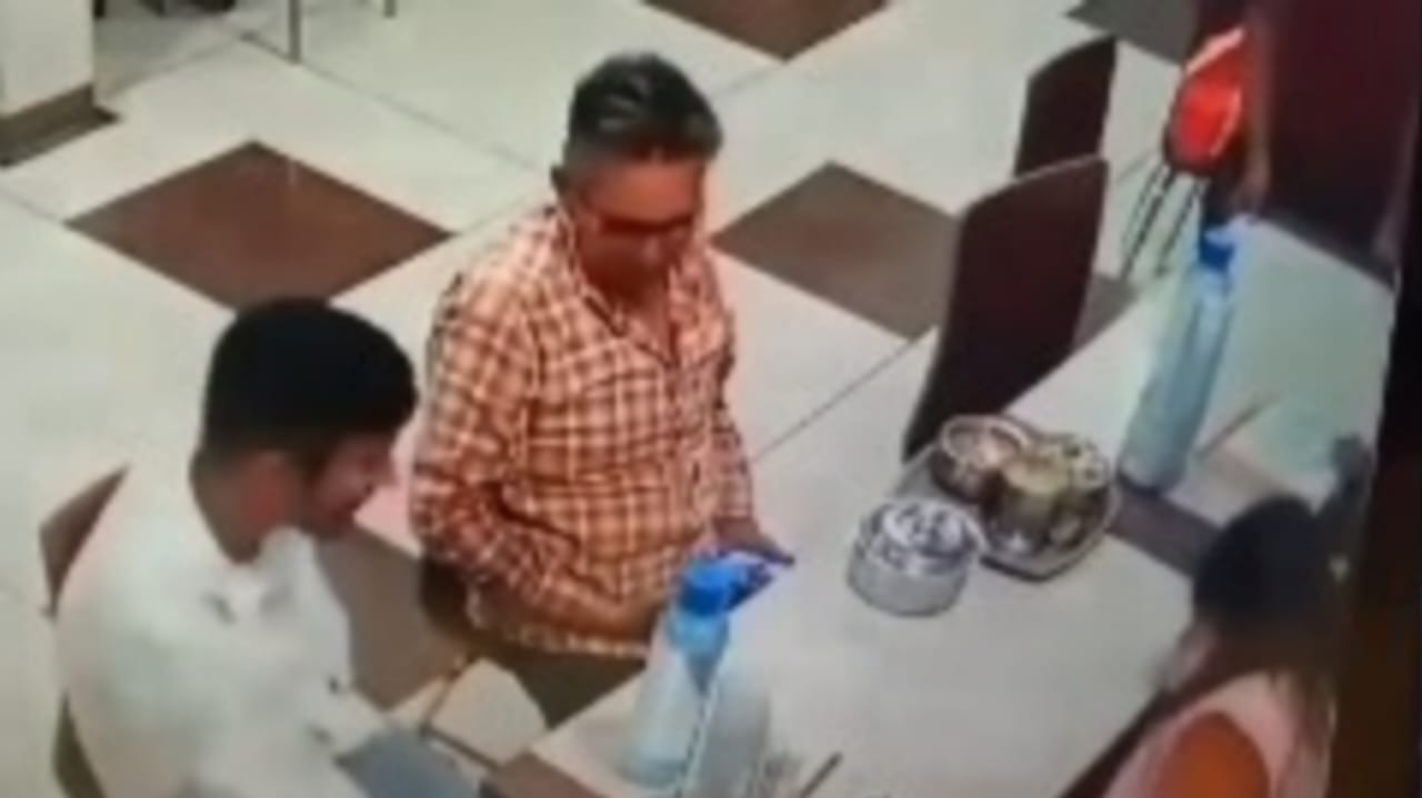 இதயமே நொறுங்கிடும் போல..! “ஹோட்டலில் சாப்பாடு ஆர்டர் செய்த நபர்”… உணவை வாயில் வைக்கும் முன்பே பறிபோன உயிர்… அதிர்ச்சி வீடியோ..!!!
