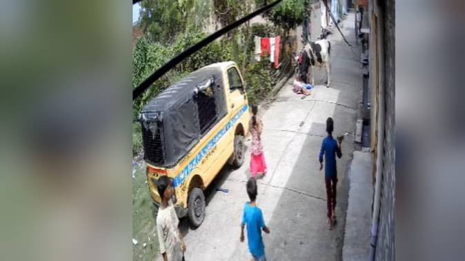 பதறுதே…!! “சாலையில் நடந்து சென்ற பெண்”… திடீரென ஆவேசமாக கொம்பால் முட்டி தூக்கி வீசிய மாடு…. வீடியோ வெளியாகி அதிர்ச்சி..!!!