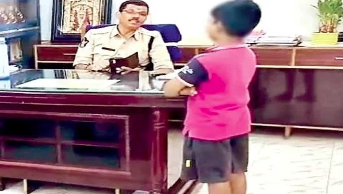 எங்க அம்மாவை புடிச்சு ஜெயில்ல போடுங்க சார்..! எப்பவும் படிக்க சொல்றாங்க… போலீஸ் ஸ்டேஷனுக்கு வந்த 11 வயது மாணவன்… அடுத்து நடந்த சம்பவம்…!!!!