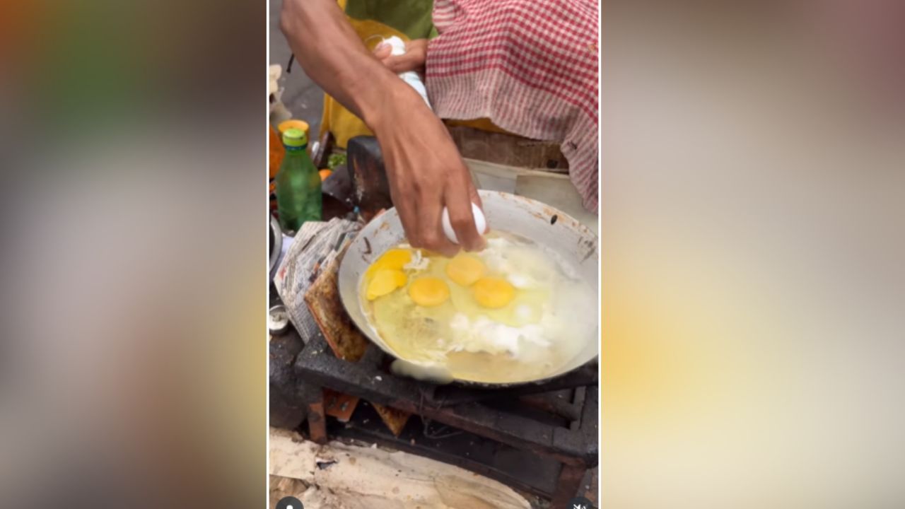 அடச்சீ… இத எப்படி சாப்பிட முடியும்?…. குளிர்பானத்தில் முட்டையை போட்டு… அப்புறம் சாக்லேட், தக்காளி சாஸ் சேர்த்து… வைரலாகும் அதிர்ச்சி வீடியோ…!!!