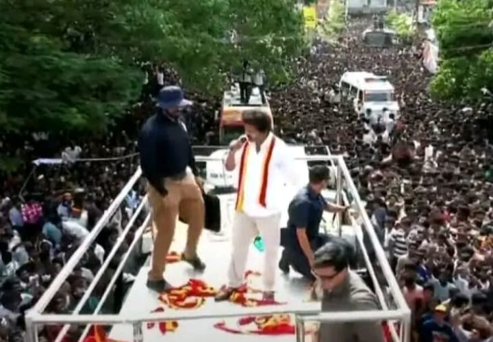 தவெக பிரச்சாரம்…! “விஜய் பேசும்போது திடீரென கூட்டத்திற்கு நுழைந்த ஆம்புலன்ஸ்”… தொண்டர்கள் செய்த தரமான சம்பவம்…!!!