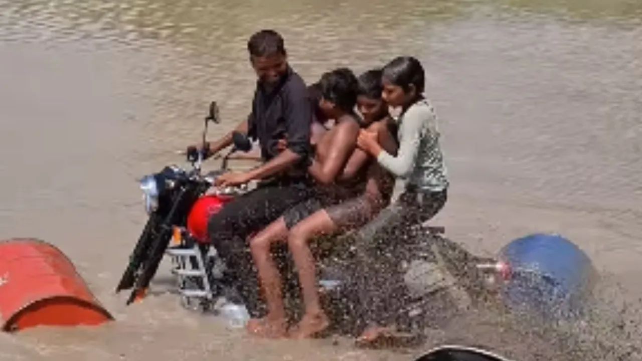 என்ன ஒரு புத்திசாலித்தனம்… பைக்கின் சக்கரத்தை கழட்டி விட்டு, டிரம்முகளை மாட்டி படகாக மாற்றிய வாலிபர்… வைரலாகும் வீடியோ…!!!
