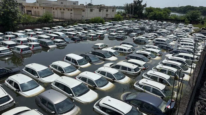 “சூழ்ந்த வெள்ளம்”… தண்ணீரில் மூழ்கிய 300 வாகனங்கள்… 7 நாட்களாகியும் மீட்க முடியல… தொடர் மழையால் மக்களும் அவதி… பேரிழப்பு..!!!