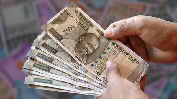 $35 முதலீடு… ஆண்டுக்கு ரூ. 54 கோடி வருவாய்… பழைய துணிகளை விற்று கோடீஸ்வரரான தந்தையின் ‘மேட்ரிக்ஸ்’ ரகசியம்…!!