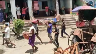 “உயிரோடுள்ள மகளை பிணமாக்கிய தந்தை”… வாழை மரத்துக்கு புடவை கட்டி பாடையில் சவ ஊர்வலம்… சுடுகாட்டில் எரித்து இறுதி சடங்கு… பரபரப்பு பின்னணி…!!!!