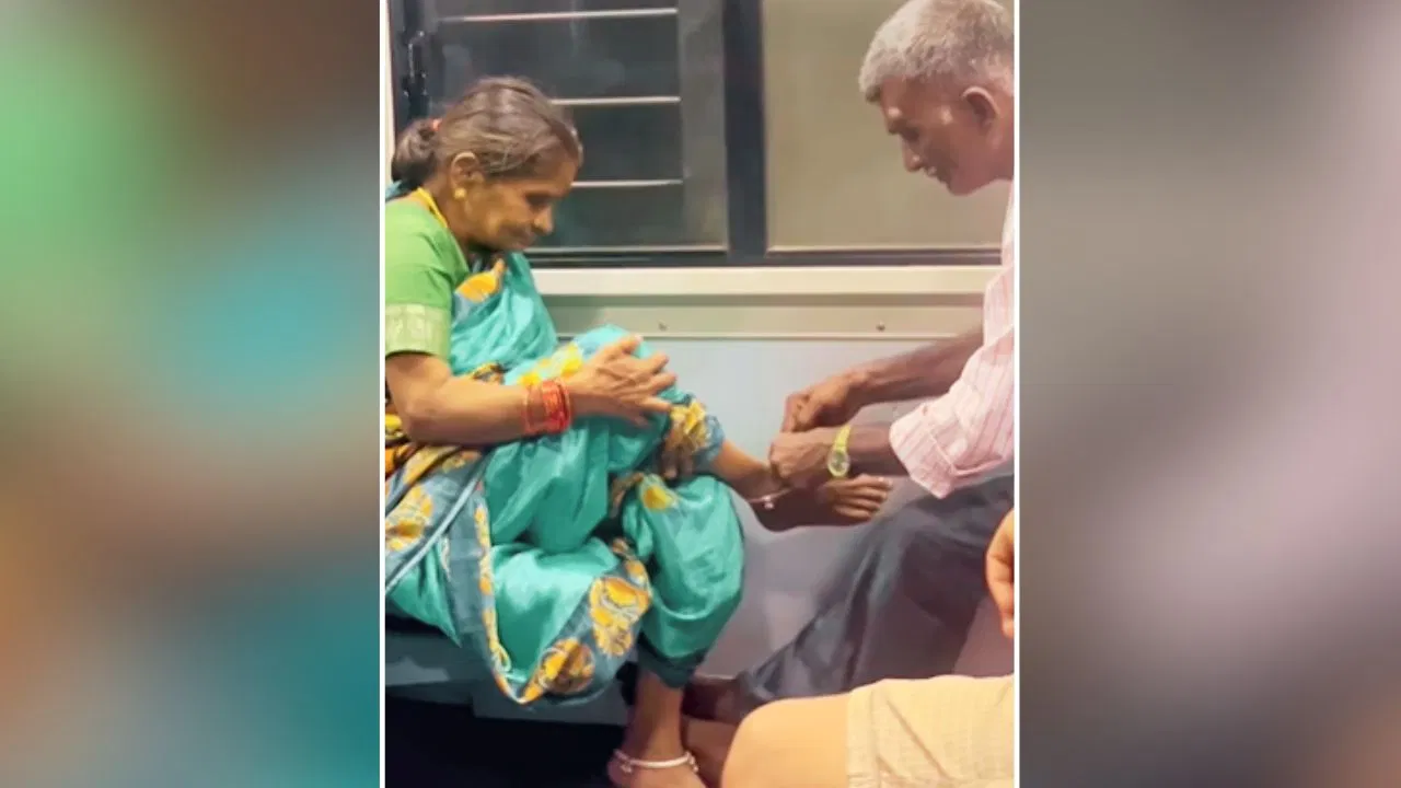 “இதுதான் காலத்துக்கும் அழியாத உண்மையான காதல்”… ரயிலில் வயதான தம்பதியினர் செய்த இதயத்தை தொட்ட செயல்… வைரலாகும் நெகிழ வைக்கும் வீடியோ…!!!!