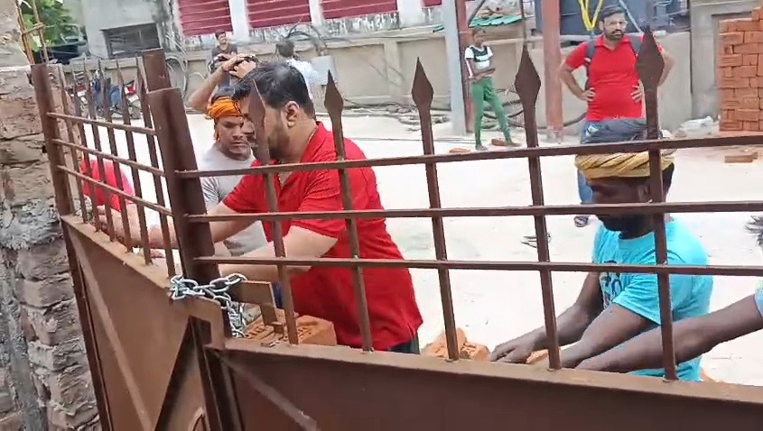 பட்டப்பகலில் அட்டூழியம்…! “வீட்டின் கேட்டை இழுத்து மூடி‌ கட்டப்பட்ட சுவர்”… முன்னாள் பாஜக எம்எல்ஏ மகன் செய்த கொடுமை… வீடியோ வெளியாகி பரபரப்பு..!!!