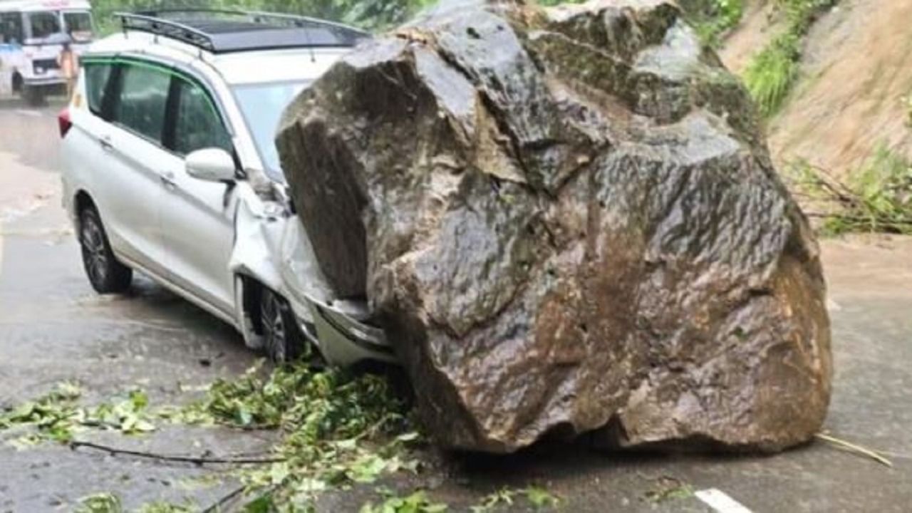 கடும் கனமழை… சாலையில் சென்று கொண்டிருந்த போது காரின் மீது விழுந்த பாறை… நூலிலையில் உயிர் தப்பிய பயணிகள்… அதிர்ச்சி சம்பவம்..!!!