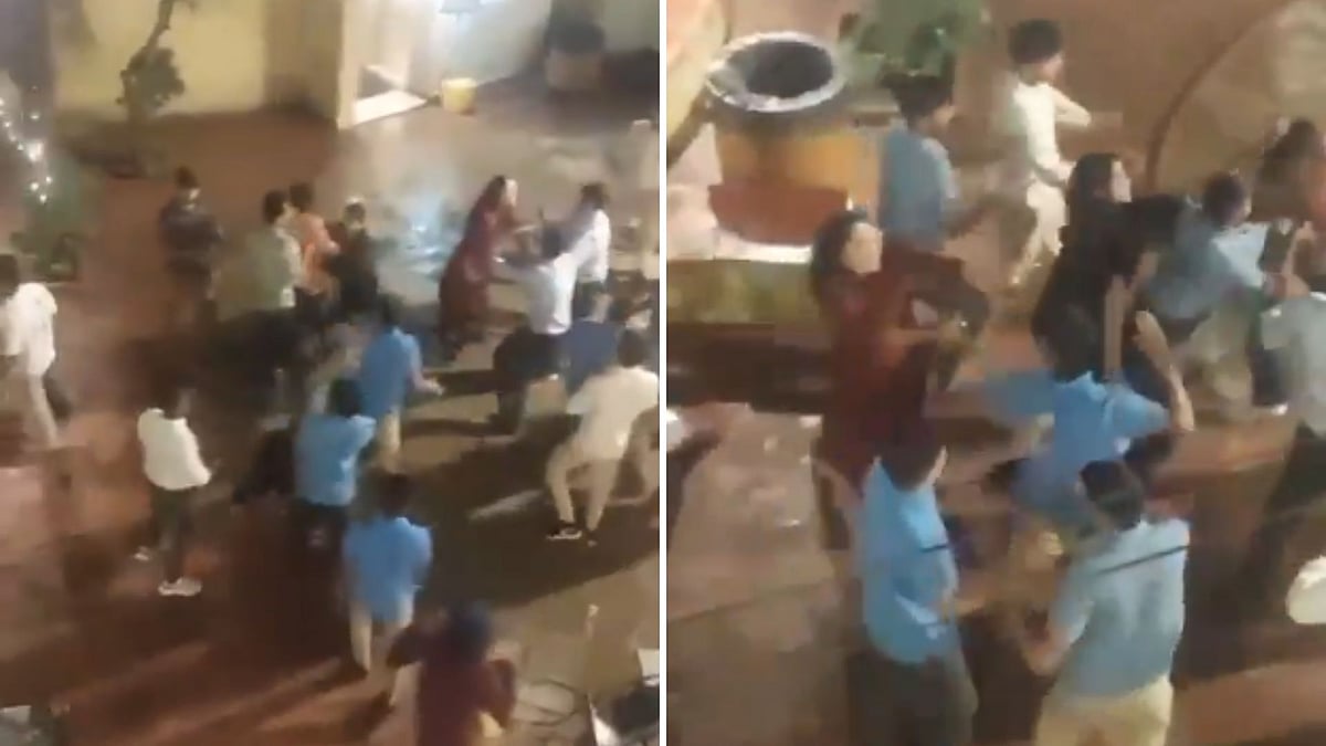 “இது ஏற்கனவே முன்பதிவு செய்யப்பட்ட இருக்கை”… எழுந்து வெளியே அமருங்கள்… ஊழியர்களிடம் வாக்குவாதத்தில் ஈடுபட்ட வாடிக்கையாளர்கள்… வைரலாகும் அதிர்ச்சி வீடியோ..!!!