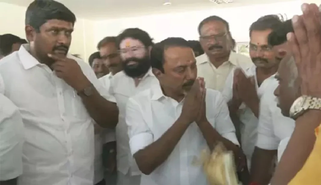 “புதிய அதிமுக” உருவாக்கம் சாத்தியமா? – செங்கோட்டையன் டெல்லி பயணம் சூடு பிடிக்கும் அரசியல்!