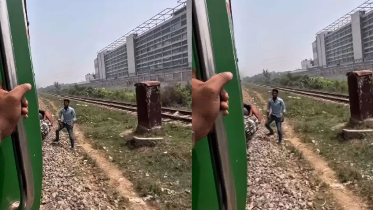 இப்படிலாமா திருடுவாங்க?… ரயிலின் படிக்கட்டில் அமர்ந்திருந்த வாலிபர்… செல்போனை தட்டி விட்டு பறிக்க முயன்ற நபர்… அடுத்து நடந்த சம்பவம்…. வைரலாகும் அதிர்ச்சி வீடியோ…!!!