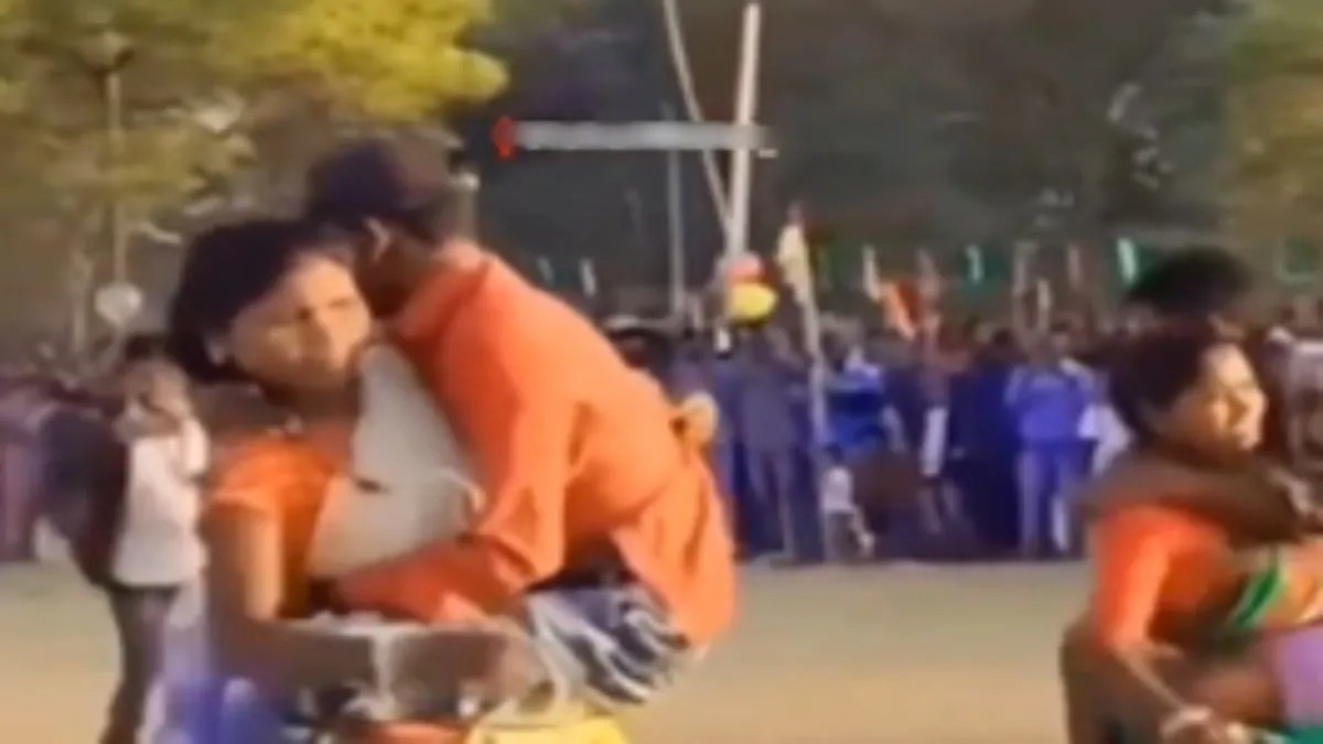 இப்படி ஒரு பந்தயமா….? கணவனை தூக்கிட்டு ஓடும் மனைவி….. வைரலாகும் காணொளி….!!