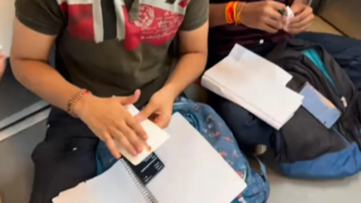 பட்டப்பகலில்…. மெட்ரோ ரயிலில்… கொஞ்சம் கூட பயமில்ல… வைரலாகும் இளைஞர்கள் வீடியோ…!!