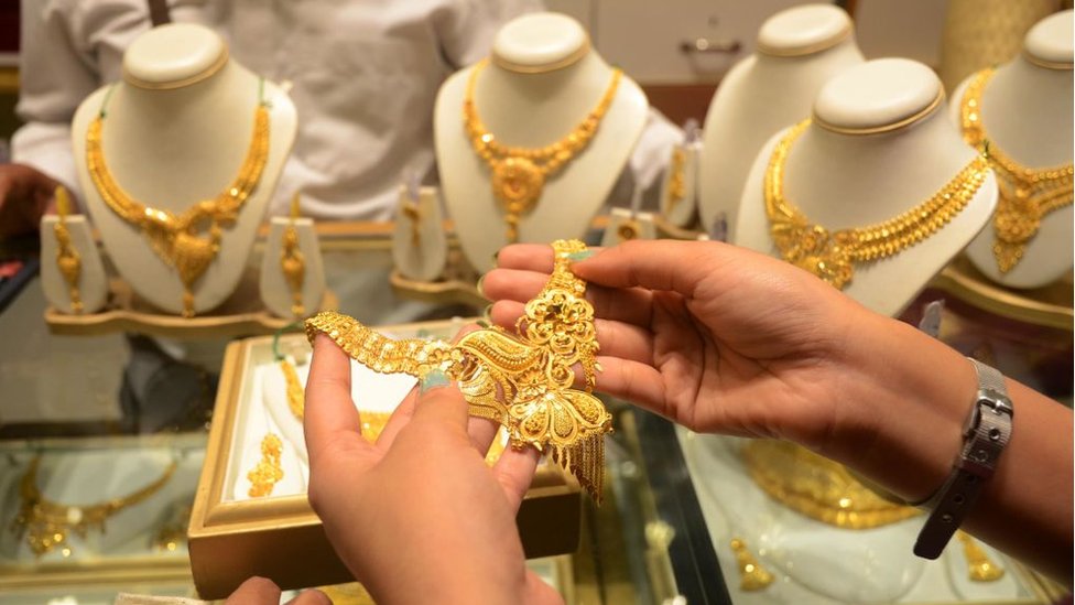 ஷாக் நியூஸ்! இனி தங்கம் வாங்க முடியாதா….? ₹1,00,000 கடந்த தங்கம் விலை….!!
