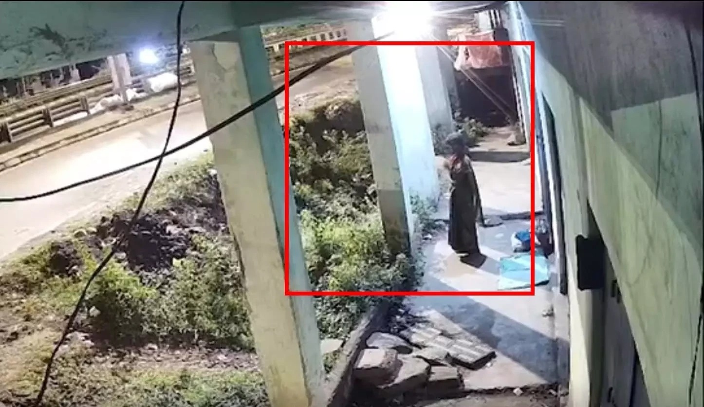கனமழையால் ஒதுங்கி நின்ற பெண்….. வலுக்கட்டாயமாக தூக்கி சென்று…. பதைபதைக்கும் அதிர்ச்சி வீடியோ….!!