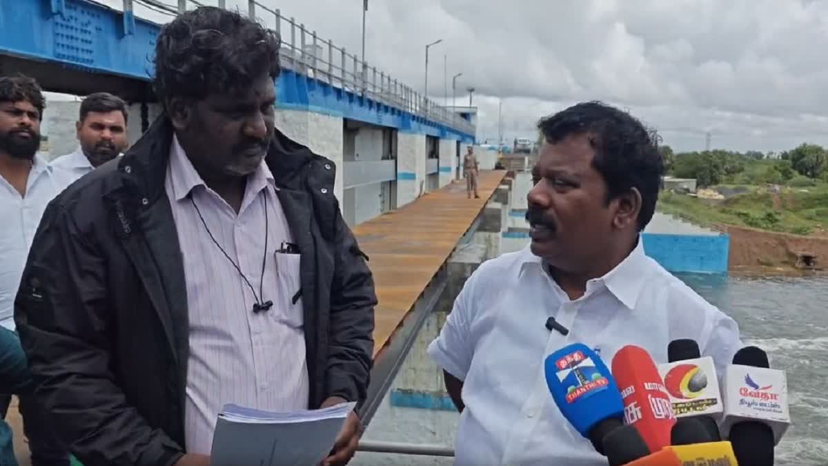 “மக்களின் பிரதிநிதியிடம் கூட சொல்லவில்லையா?” – அணை திறப்பு விவகாரத்தில்  செல்வப்பெருந்தகை நேரடியாக அதிகாரிகளிடம் கேள்வி கேட்ட காட்சி வைரல்..!!