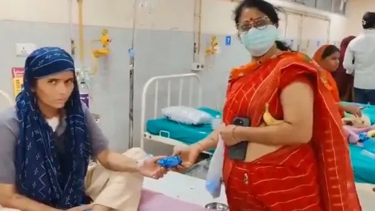 “எல்லாமே வெறும் விளம்பரம் தானா” போட்டோக்காக கொடுத்துட்டு…. RETURN வாங்கிட்டு போறிங்களே…… வைரல் வீடியோவால் வறுத்தெடுக்கும் நெட்டிசன்ஸ்….!!