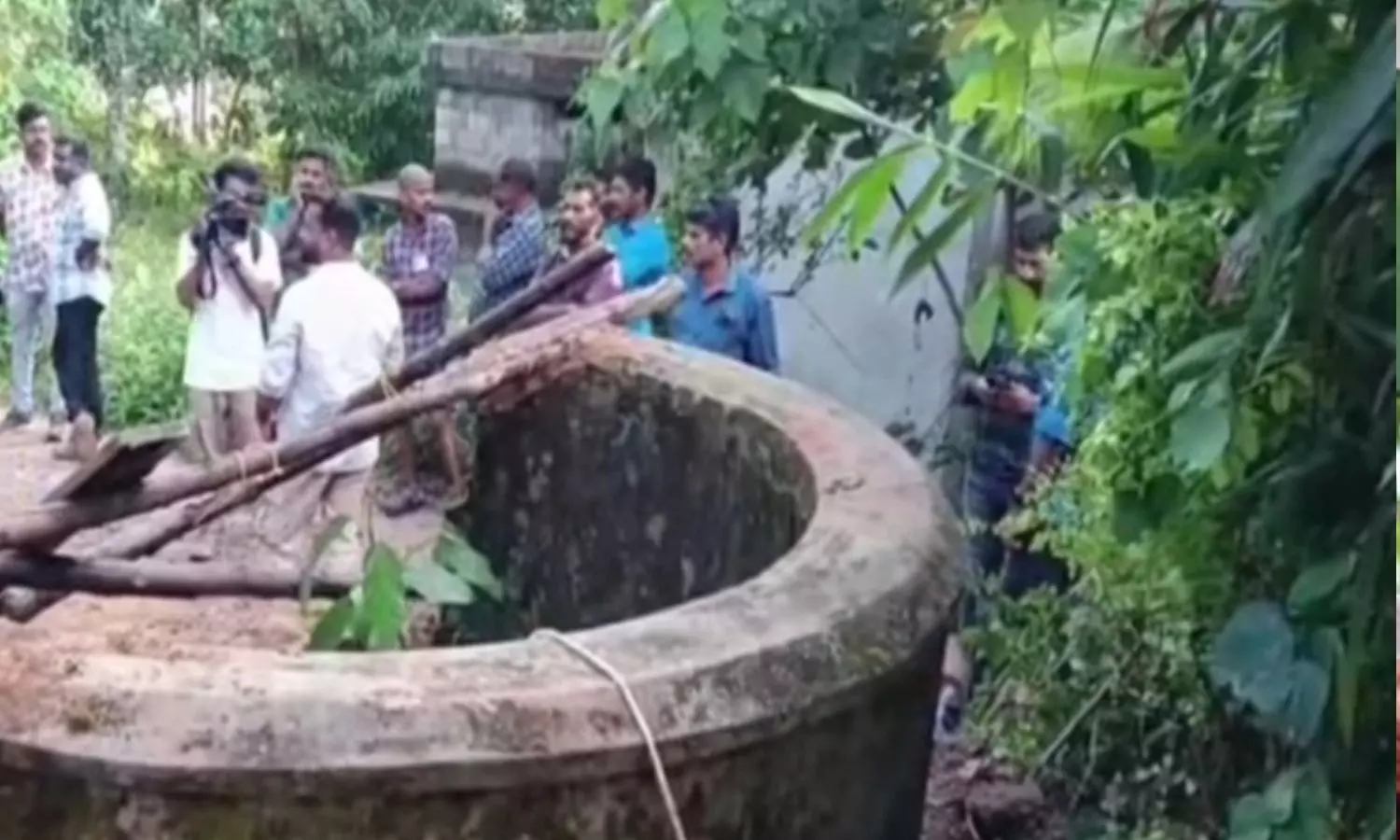 கிணற்றில் குதித்த பெண்… உடனே 80 அடி ஆழம் உள்ளே இறங்கிய தீயணைப்பு வீரர்… திடீரென இடிந்து விழுந்த தடுப்புச் சுவர்… 3 பேர் உயிரிழப்பு..!!