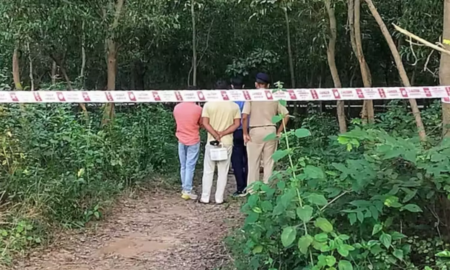 என்னை காட்டுக்குள் இழுத்துச் சென்று… கூட்டு பாலியல் வன்கொடுமை ஆளான மாணவியின் வாக்குமூலம்… கதறும் பெற்றோர்…!!!