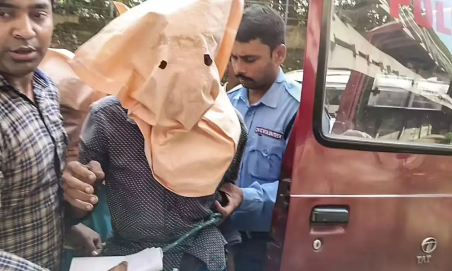 மருத்துவ மாணவி பாலியல் வன்கொடுமை விவகாரம்…. முக்கியமான குற்றவாளியான தனது தம்பியை போலீசில் பிடித்துக் கொடுத்த சகோதரி… பரபரப்பு சம்பவம்…!!!