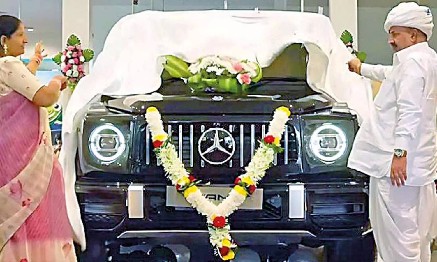 “நாயகனாக மாறிய விவசாயி”… ரூ. 3 கோடி மதிப்பில் சொந்தமாக புதிய காரை வாங்கிய முதிய தம்பதி… வைரலாகும் வீடியோ…!!!