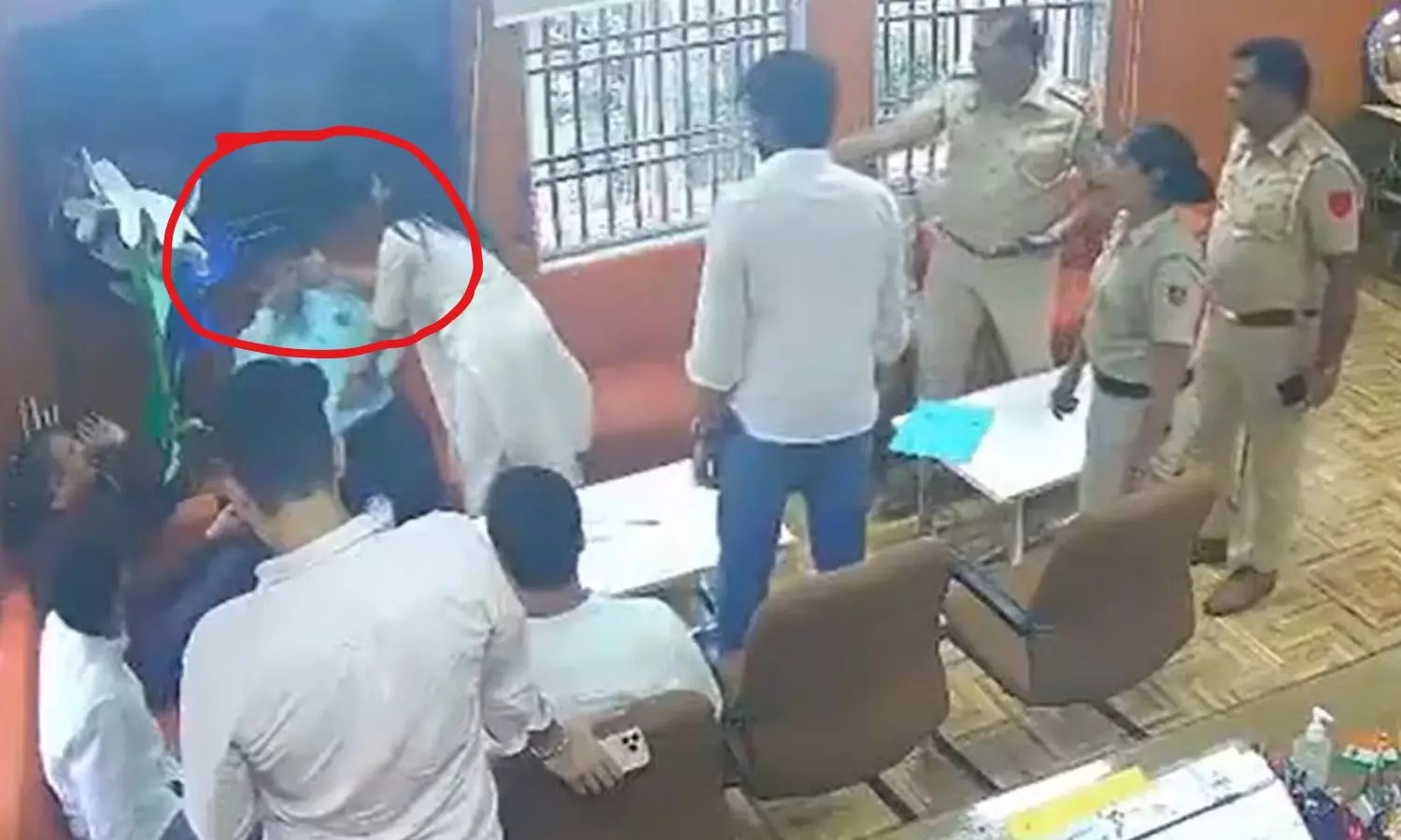 அட இது என்னம்மா..? போலீஸார் கண்முன்னே பேராசிரியருக்கு பளார் விட்ட பெண்… பேசிக் கொண்டிருக்கும்போதே கைகலப்பு… அதிர்ச்சி வீடியோ…!!