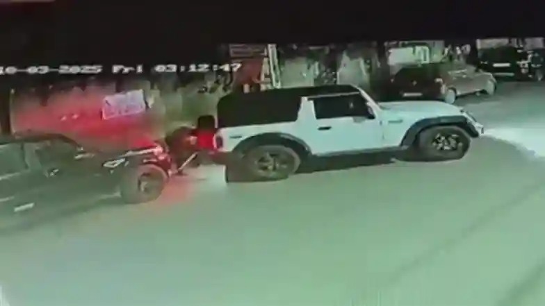 கார் எடுக்க முடியல…. SUV கொண்டு வந்து TOW பண்ணி…. வினோதமாக யோசித்த திருடர்கள்…. வைரலாகும் அதிர்ச்சி வீடியோ….!!