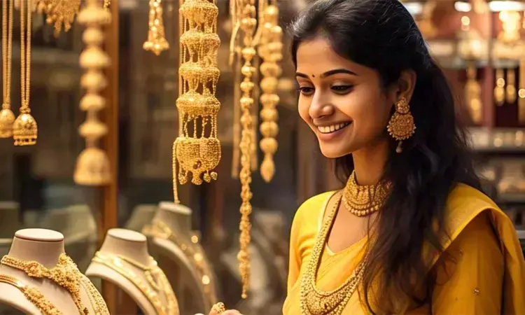 Breaking: வாரத்தில் முதல் நாள்… ஆட்டம் காட்டி ஒரு வழியாக குறைந்தது தங்கம் விலை…  சவரனுக்கு ரூ.400 சரிவு… குஷியில் நகைப்பிரியர்கள்…!!!