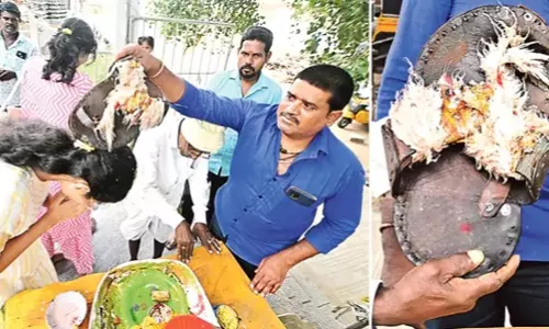 “சாமியின் செருப்பால் ஆசீர்வாதம்”  நோயின்றி நலம் கிடைக்கும் என நம்பிக்கை… வித்தியாசமான பாரம்பரியம் அதிசய விழா..!!!