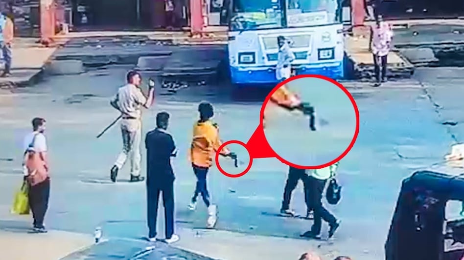 பைக் ஸ்டண்ட்டை தடுத்த போலீஸ்…. இளைஞர்கள் கும்பலால் நடுரோட்டில் கத்திக்குத்து…. விழிப்புணர்வுடன் தப்பிய கான்ஸ்டபிள்…. வைரலாகும் சிசிடிவி காட்சி….!!