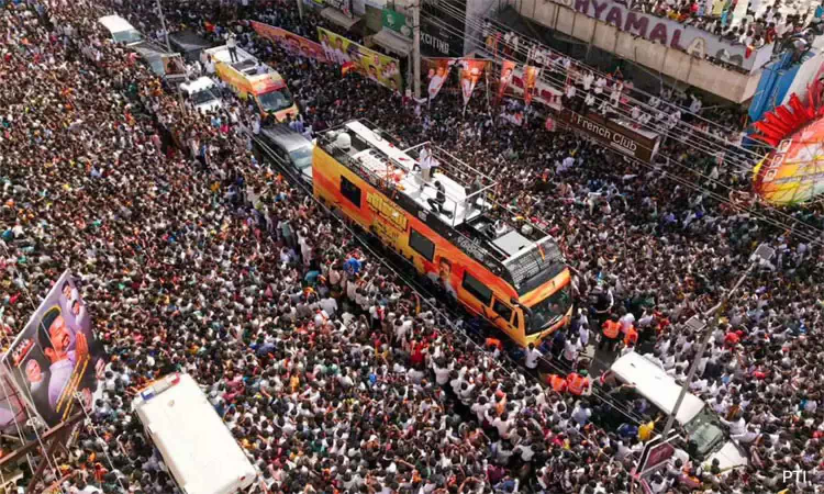 கரூர் மட்டுமில்ல…. எல்லா இடமும் இப்படி தான்…. “கீழே விழுந்தவர்களை மிதித்து செல்லும் சை*கோ கூட்டம்”  நெட்டிசன்கள் ஆவேசம்…!!