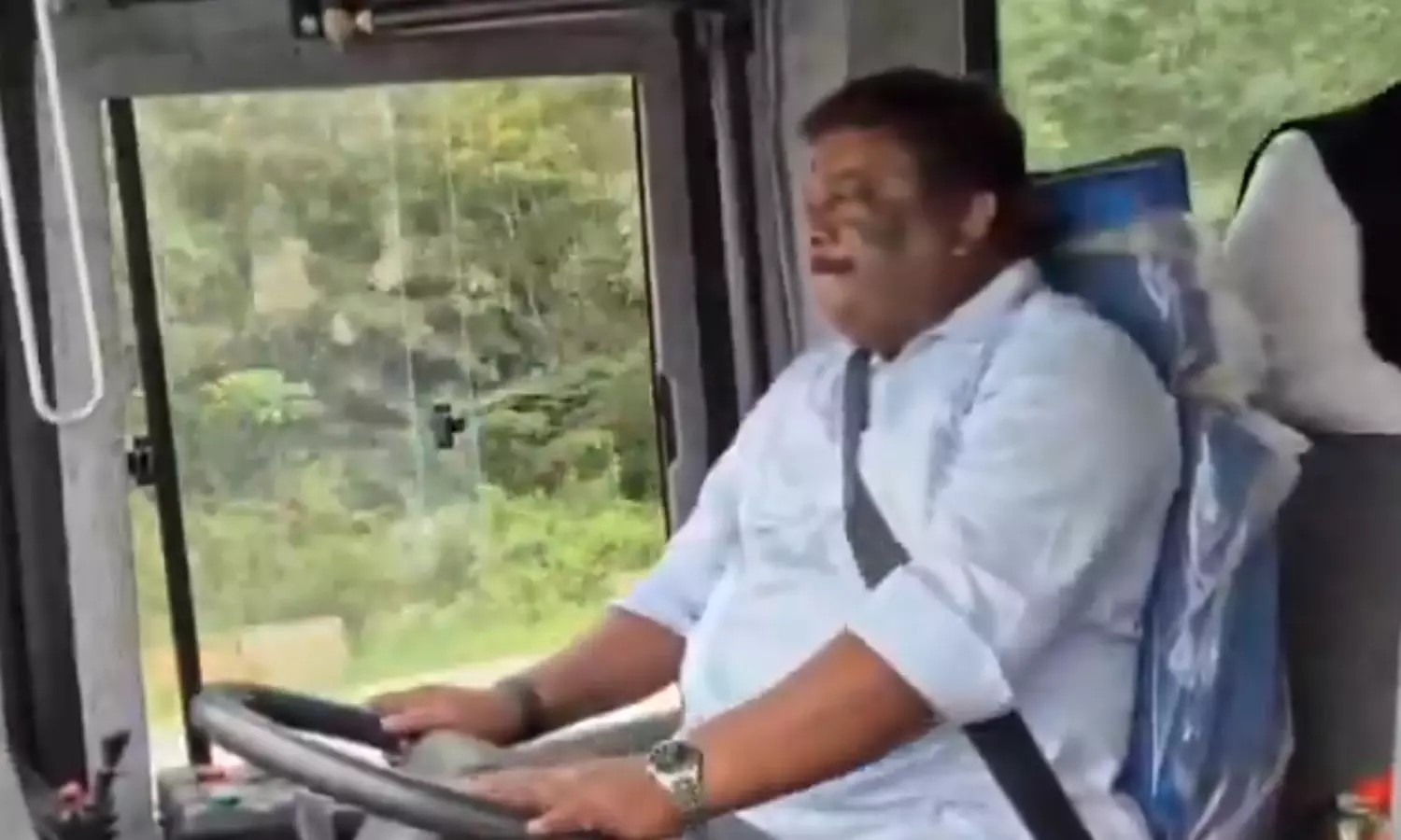 அடடே..! இப்படி ஒரு திறமையா…?  “அரசு சொகுசு பேருந்தை திறம்பட ஓட்டிய அமைச்சர் சிவசங்கர்”…. வியந்து போன அதிகாரிகள்…!!!