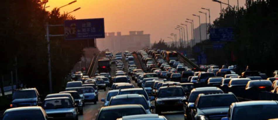 அதிக TRAFFIC-ல சிக்க விரும்பல…. அலுவலக நேரத்தையே மத்திய ஊழியர்…. நாங்களும் TRY  பண்ணுவோம்…. ரெடி ஆனா நெட்டிசன்ஸ்….!!