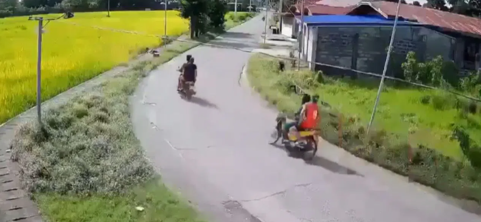 நீ விழுந்துட்டியா நானும் விழுவேன்…..உங்க நட்புக்கு அளவு இல்லையாப்பா…. ஒரே இடத்தில விபத்தில் சிக்கிய நண்பர்கள்….!!