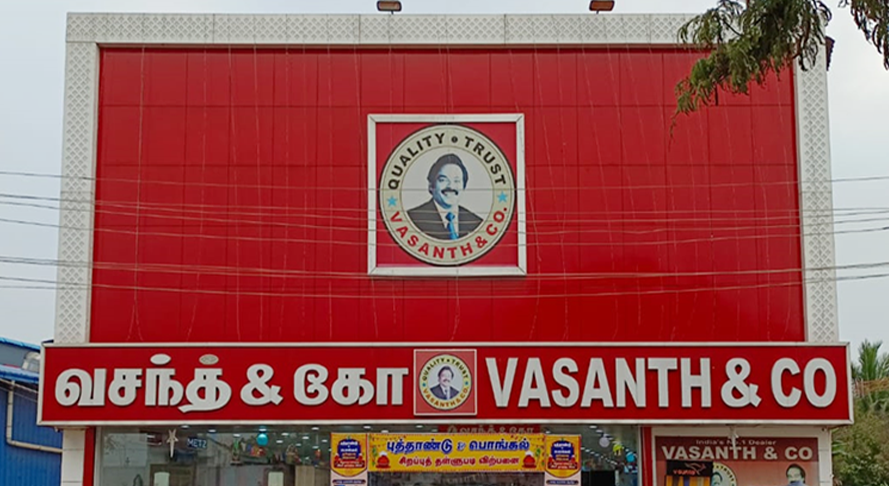 விளம்பரத்துக்கு வந்த நடிகன் பிரச்சனைக்கு பதில் சொல்லமாட்டான்… உனக்கு என்ன வேணுமோ… என்கிட்ட கேளு…. கெத்தாக பேசிய வசந்த் & கோ ஓனர்…!!