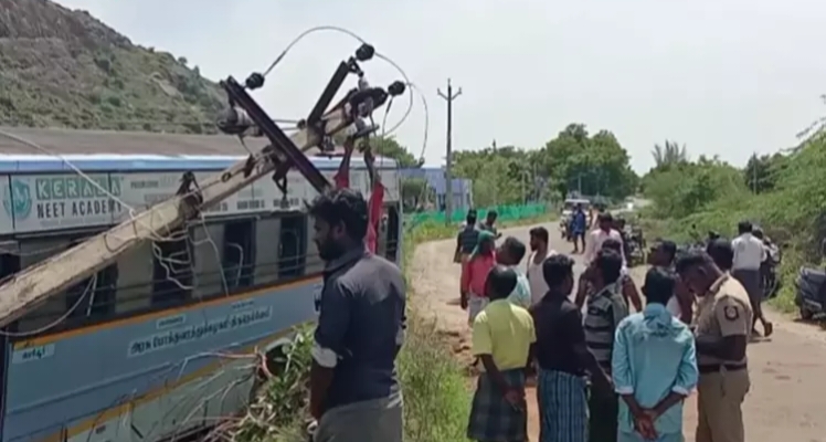 தமிழகத்தில் அதிர்ச்சி…! மின்கம்பத்தில் அரசு பேருந்து மோதி பயங்கர விபத்து… 30 பயணிகள் காயம்… தென்காசியில் பரபரப்பு..!!