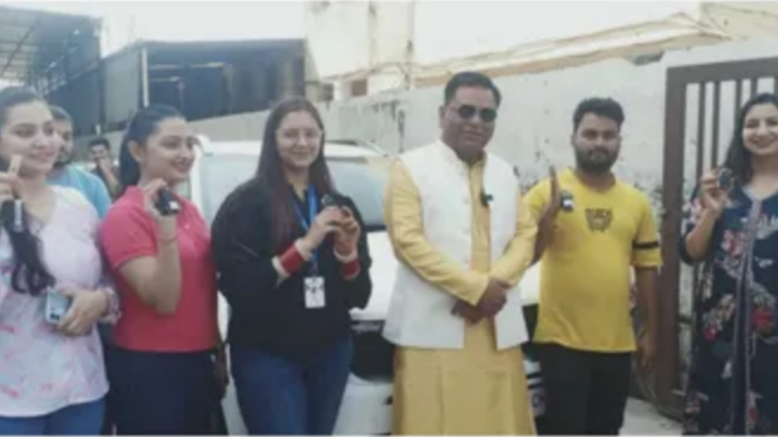 “​51 ஊழியர்களுக்கு 51 புதிய கார்கள்” முதலாளி என்றால் இப்படி இருக்கணும்…. வைரலாகும் Video….!!