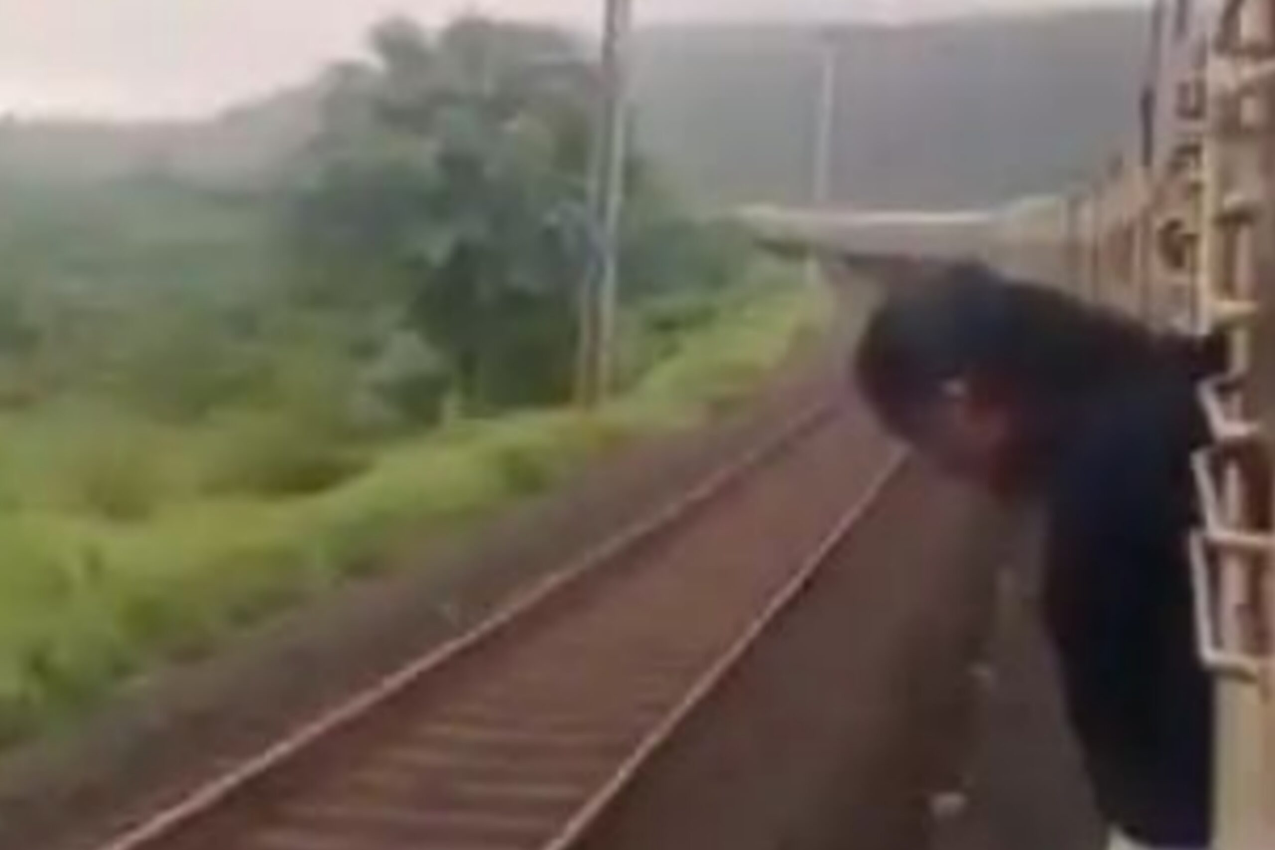 விளையாட்டா….? விபரீதமா….? ஓடும் ரயிலில் இருந்து குதித்த பெண்…. எதுக்கு இப்படி ஒரு RISK….? வைரல் வீடியோவால் நெட்டிசன்கள் கேள்வி….!!